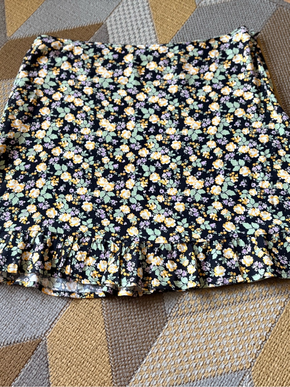 SO... Kohl's NWT Black Floral Ruffle Hem Mini Skirt - Women's Size M